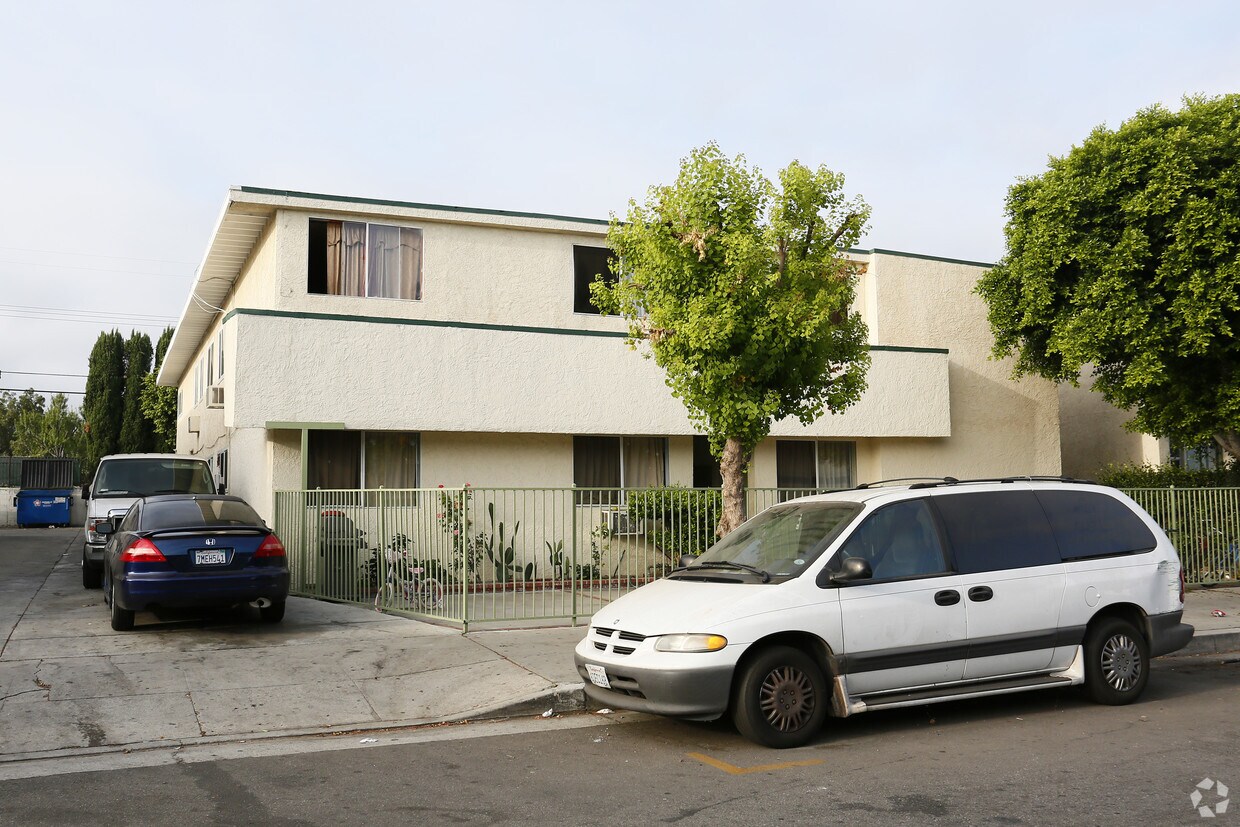 Foto principal - 19042 Bryant St