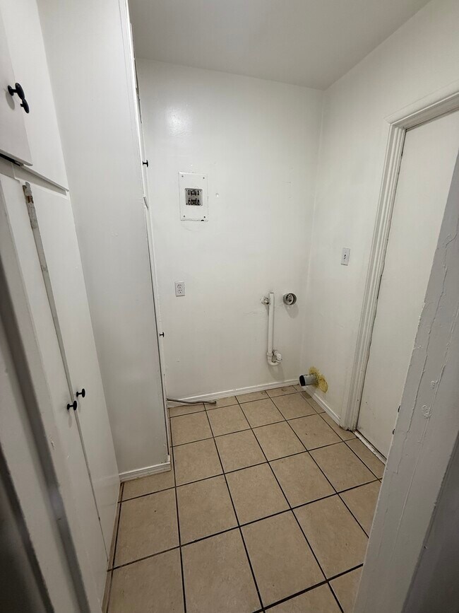 Washer/dryer hookup - 20 H St