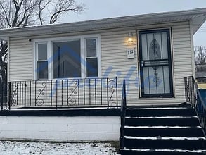 Building Photo - 712 W 19th Ave