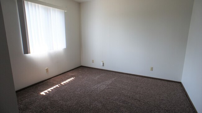 Foto del edificio - 1 Bedroom Lower Apartment Available May 1st!