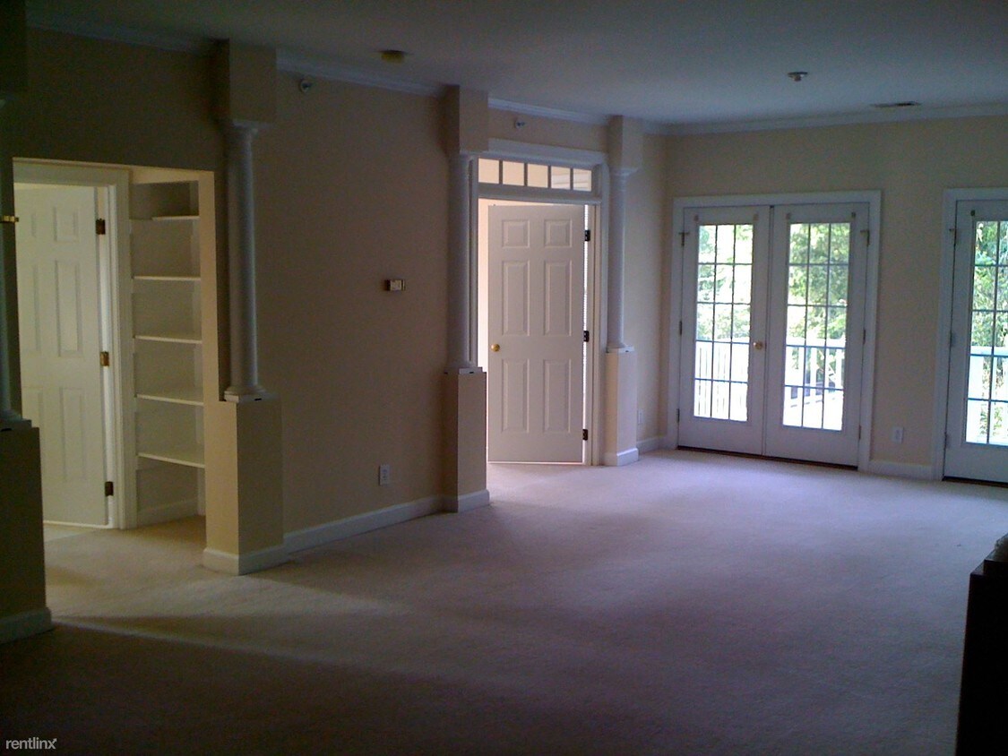 Building Photo - 3001 Anderson Dr
