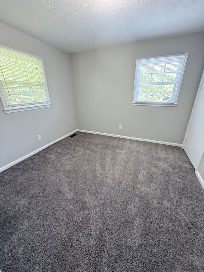Foto del edificio - 3-bedroom, 2 full bath duplex in the desirable Lansdowne area