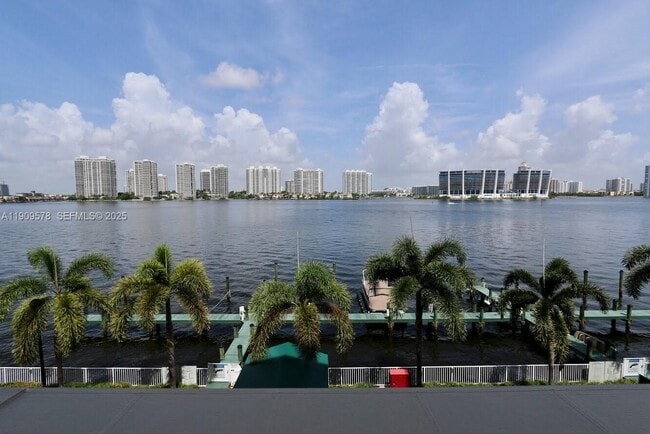 Foto del edificio - 17800 N Bay Rd