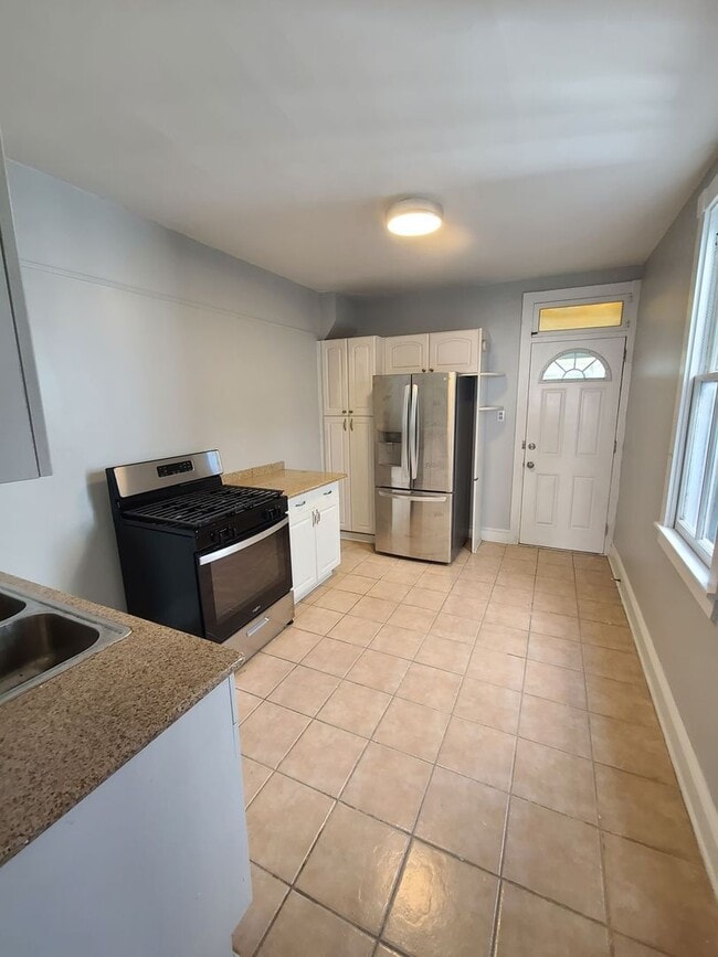 Building Photo - Three Bedroom one bath with off street par...