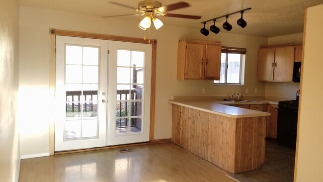 Foto del edificio - Large Home in Kearns - Fenced Backyard