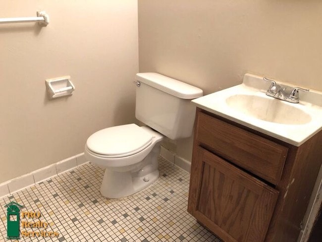 Building Photo - Upper Level 2 Bedroom Apartment
