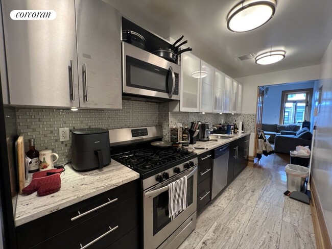 Building Photo - 19 W 70th St