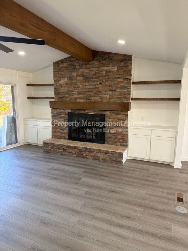 Photo - 905 Bromwich St House