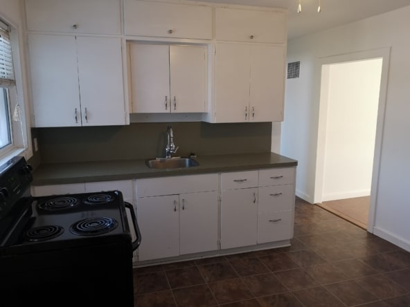 Building Photo - 954 B Cornwall Crescent