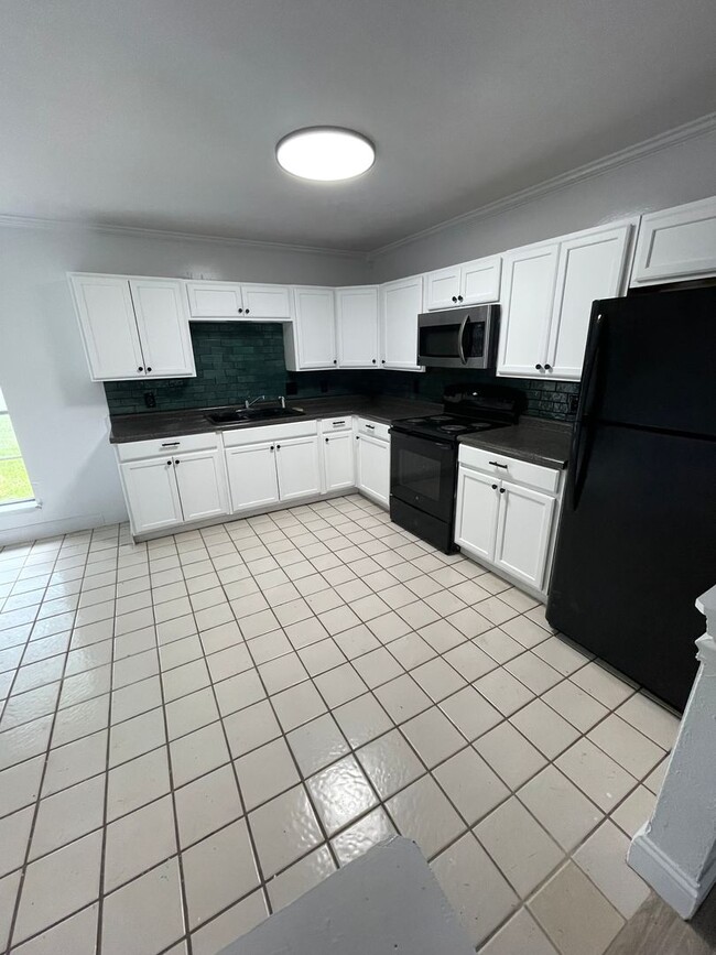 Building Photo - Gorgeous 3 Bedroom in Western Hills