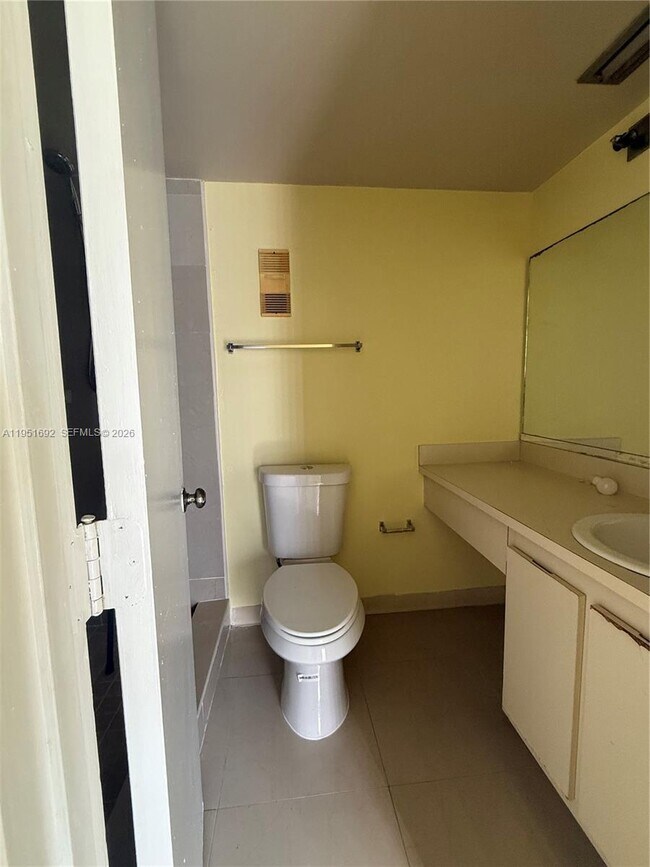 Foto del edificio - 8740 N Sherman Cir