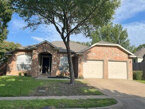 Building Photo - 208 Lake Village Dr