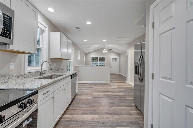 Foto del edificio - BRAND NEW HOME- 2 Bedroom off Orange Ave