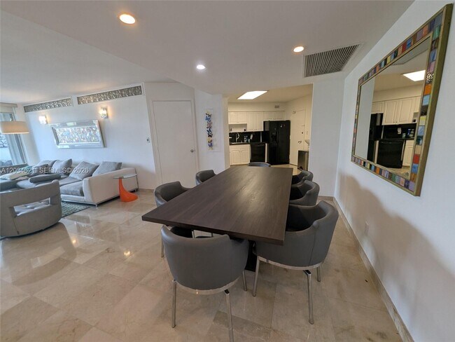 Foto del edificio - 5161 Collins Ave