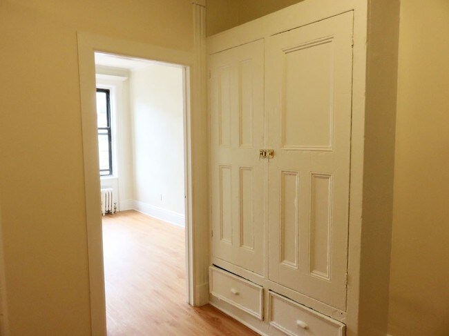 Small bedroom/office space view angle - 593 Park Pl