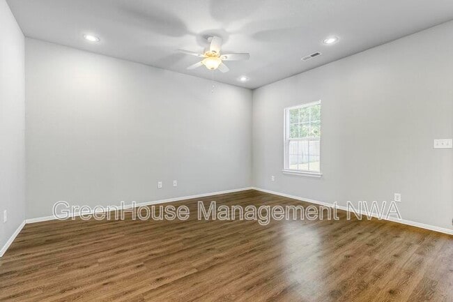 Building Photo - 820 Baker St NW