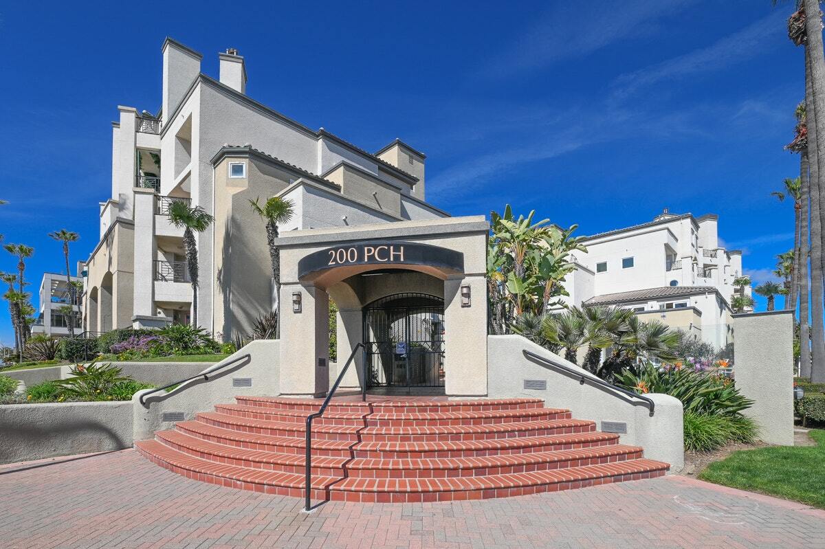 200 Pacific Coast Hwy Unit 216, Huntington Beach, CA 92648 Condo for