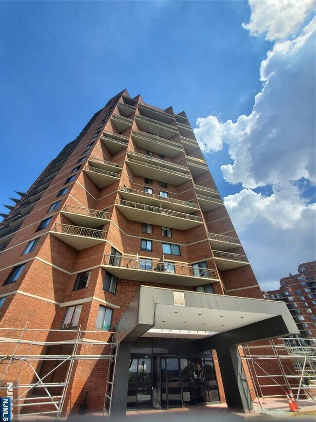 Foto del edificio - 240 Harmon Cove Tower