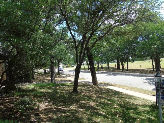 Building Photo - 2221 Lakeview Dr