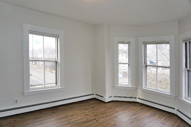 Building Photo - 37 Maple St