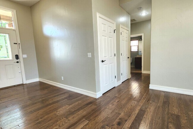 Foto del edificio - -NIXA- 5 bed 3 bath Home | TWO Large Maste...