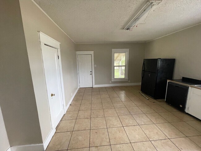 Foto del edificio - Spacious 3 bedroom, 1 bath
