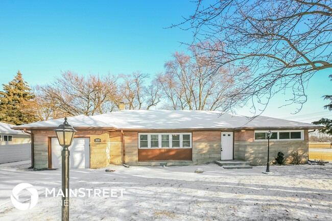 Building Photo - 320 Birchwood Dr