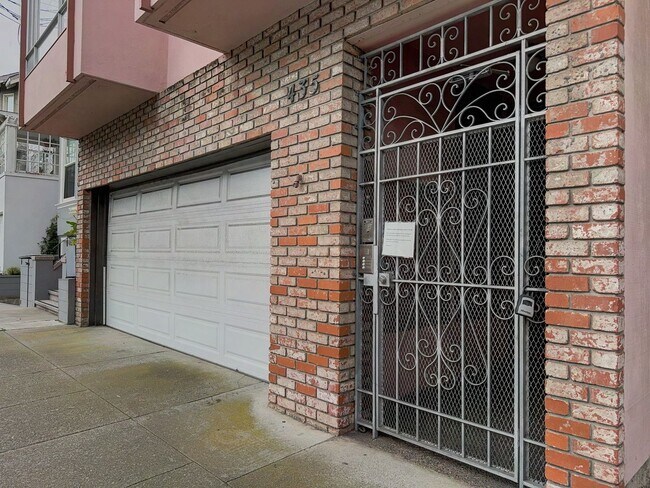 Building Photo - 3 Bed, 2 Bath Inner Richmond District Apar...