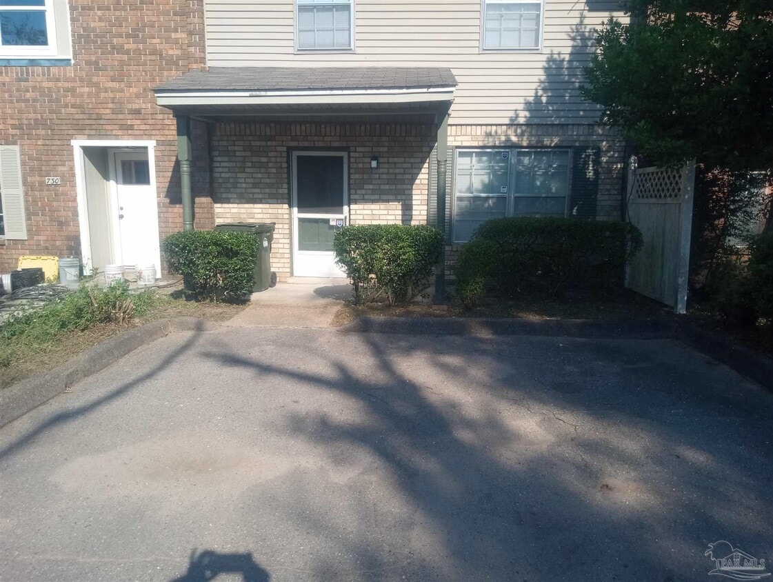 Primary Photo - 728 N Fairfield Dr