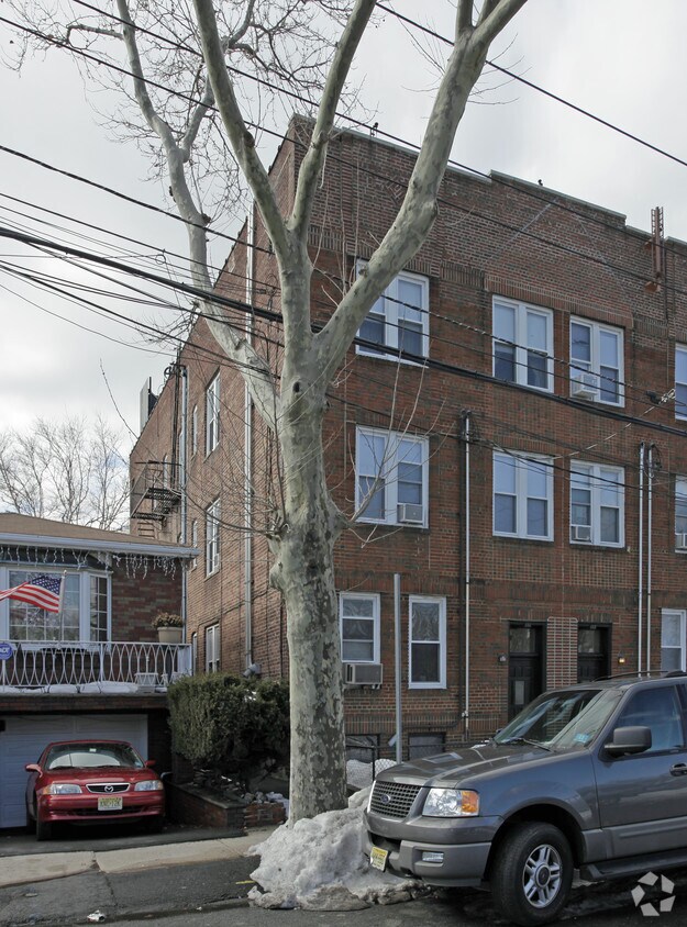 Foto principal - 151 Roosevelt Ave