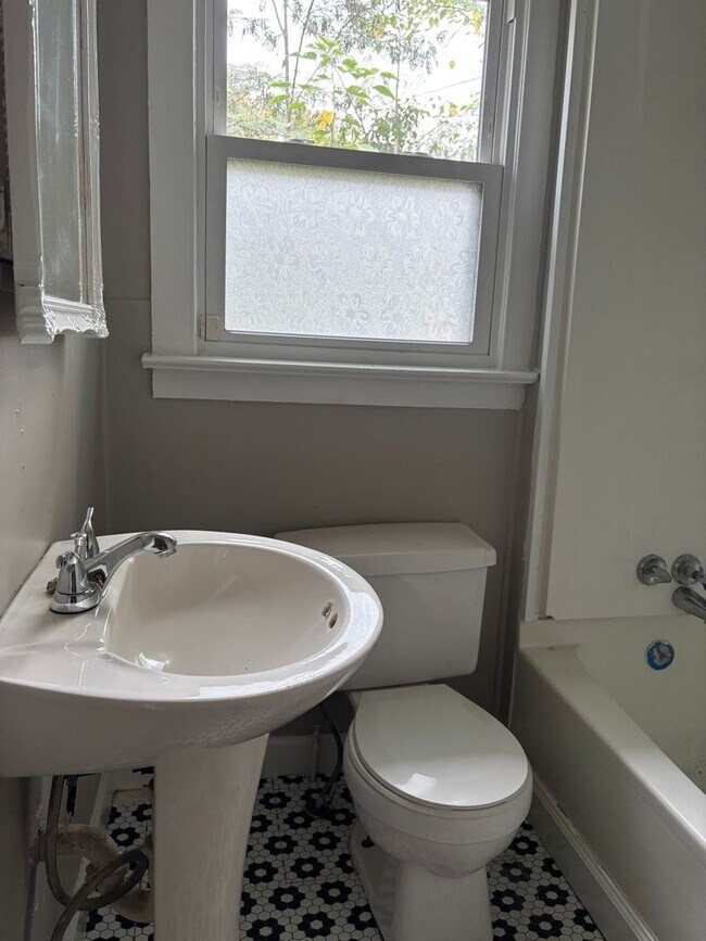 Foto del edificio - One Bedroom Duplex in Red Bank TN; Water &...