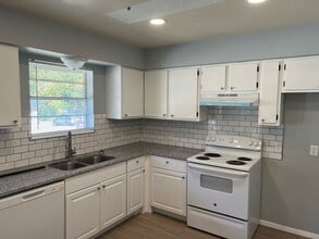 Building Photo - 2925-2925 Bernice Dr