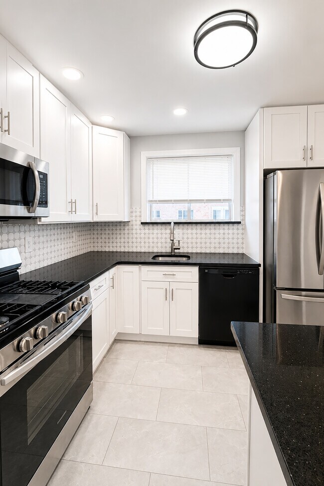 Building Photo - 1222 E 82nd St