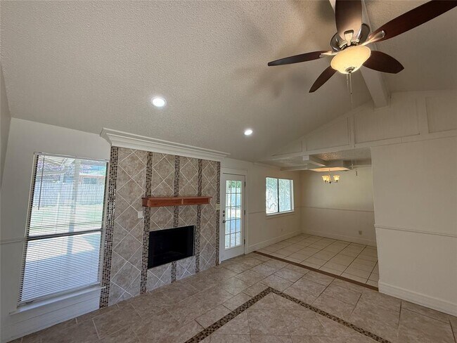 Building Photo - 8906 Pineridge Dr