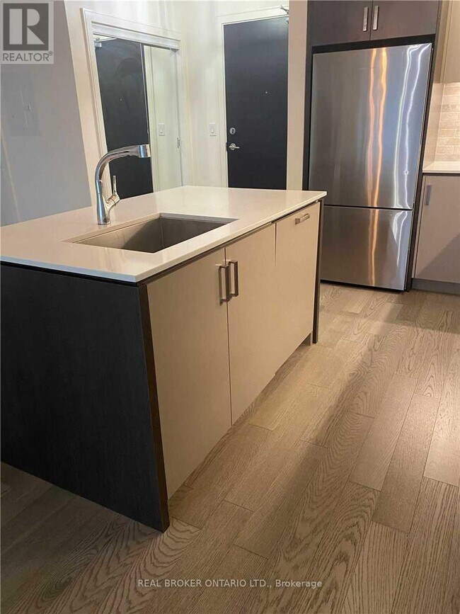 Photo du bâtiment - 1575 Lakeshore Rd W