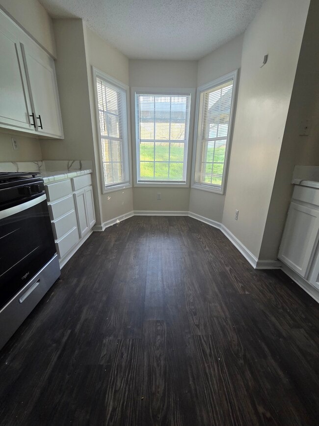 Building Photo - 6043 Green Forest Dr