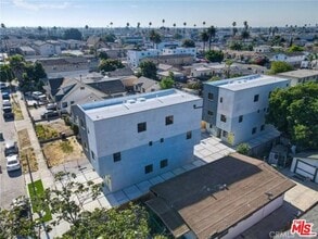 Building Photo - 624 W 83rd St