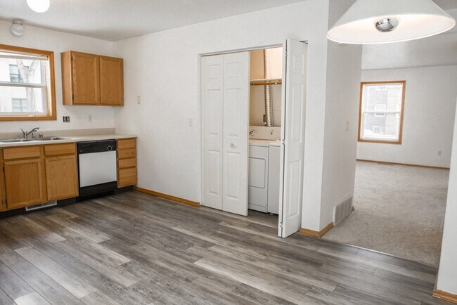 Kitchen with in unit washer and dryer - 414 W Babcock St, Unit 1