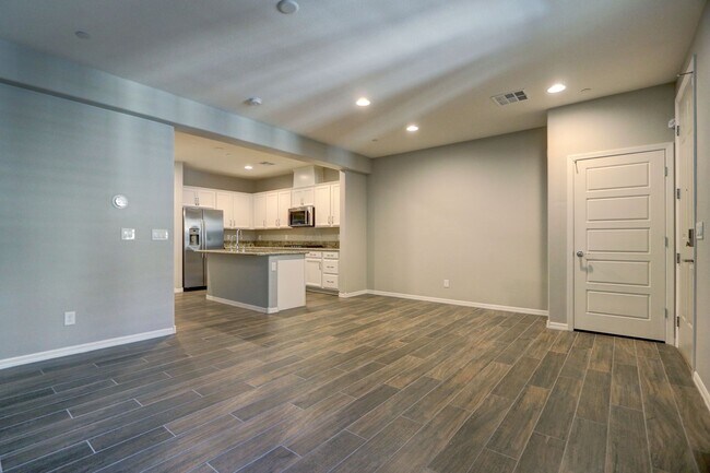 Foto del edificio - Newer, Fabulous town home in the heart of ...
