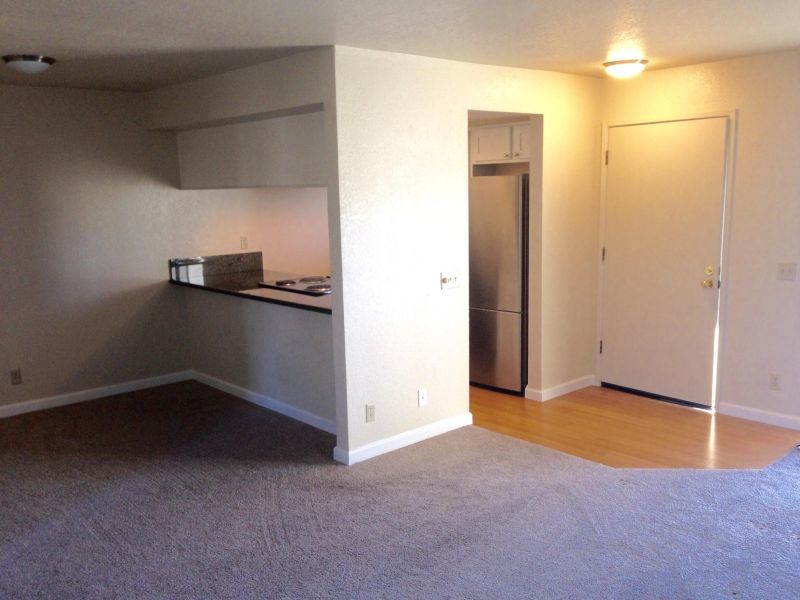Primary Photo - 250 River St