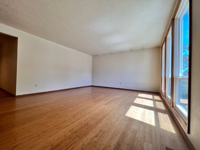 Building Photo - Beautiful Home in Boise!