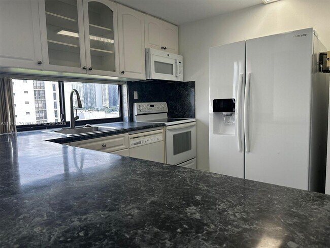 Foto del edificio - 16919 N Bay Rd