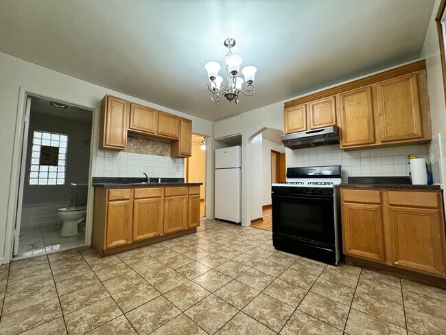 Kitchen - 3118 N Central Park Ave