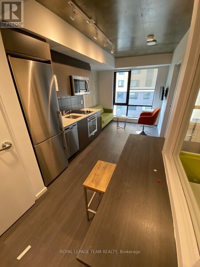Building Photo - 105 Champagne Ave S
