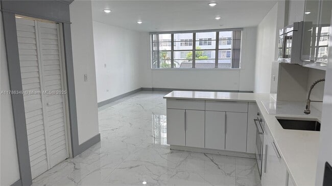 Building Photo - 999 Brickell Bay Dr