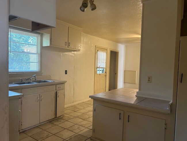 Building Photo - 3359 Suncrest Dr