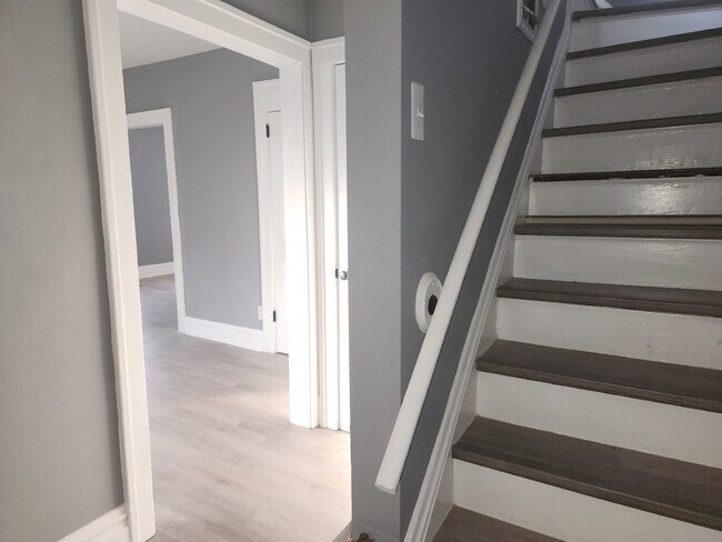 Foto del edificio - Charming & Spacious Updated Brick Home – P...