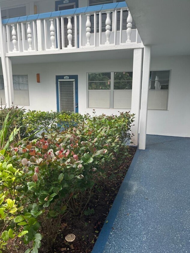Primary Photo - 288 North Dr
