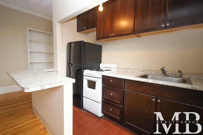 Building Photo - 465 Park Dr