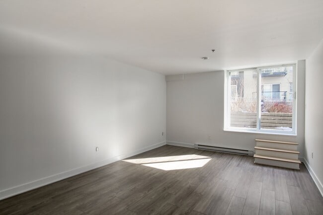 Building Photo - 9675 Av. Papineau